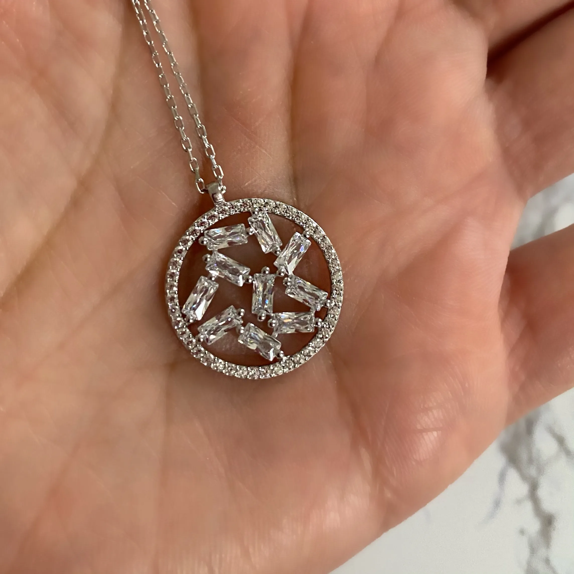 Scattered - Necklace with princess cut zircon stones